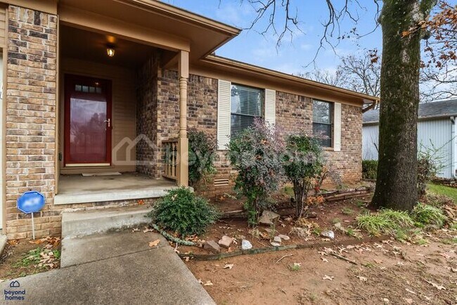 Building Photo - Move-In Ready Gem with Massive Fenced Yard & Private Deck!