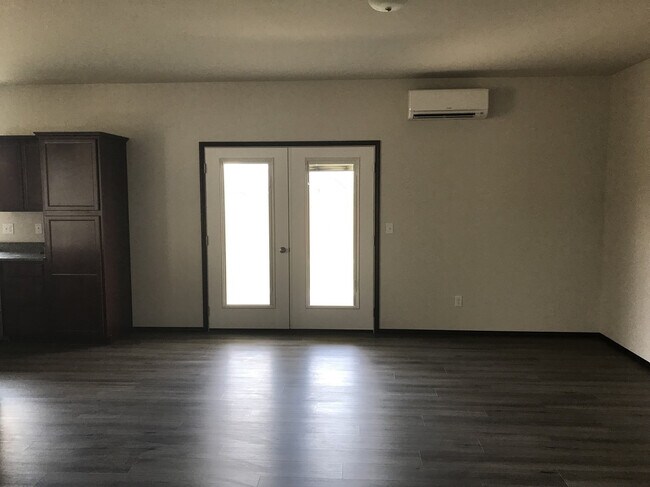 Building Photo - Beautiful Home with Quartz Countertops!