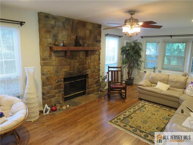 Foto del edificio - 601 Maplecrest Rd
