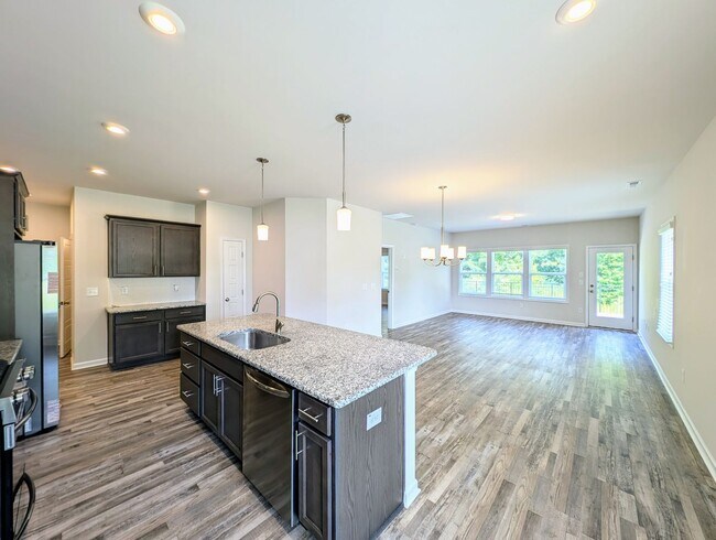 Building Photo - Stunning 4BR/3.5BA End Unit Townhome in Wa...