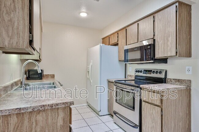 Foto del edificio - 10815 W Northern Ave