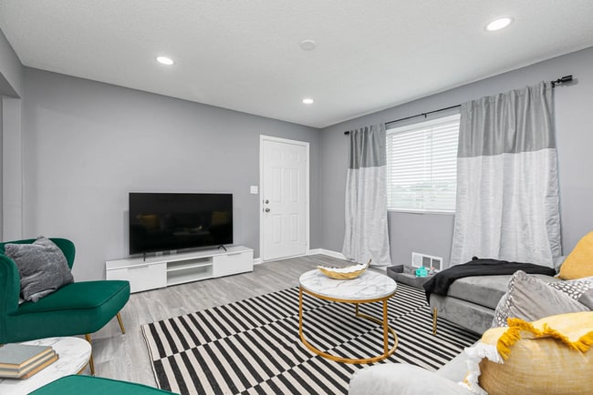 2BR, 1BA - 845SF - Living Room - Gateway South