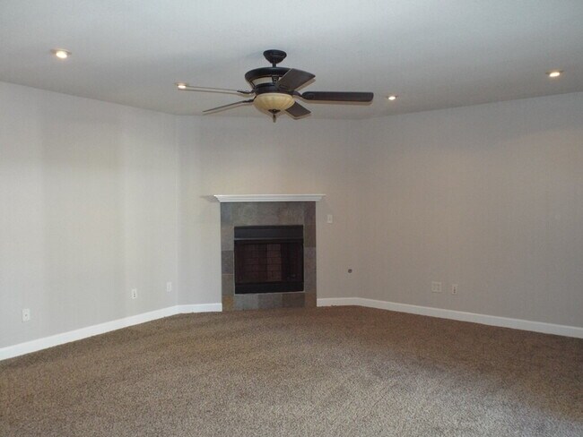 Foto del edificio - Spacious Pace Home with Office, Fireplace ...
