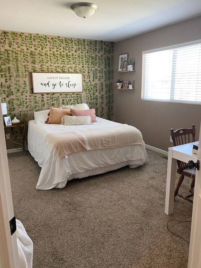 Foto del edificio - 3 bed 2.5 Bath Twin Home SORRY NO PETS!!