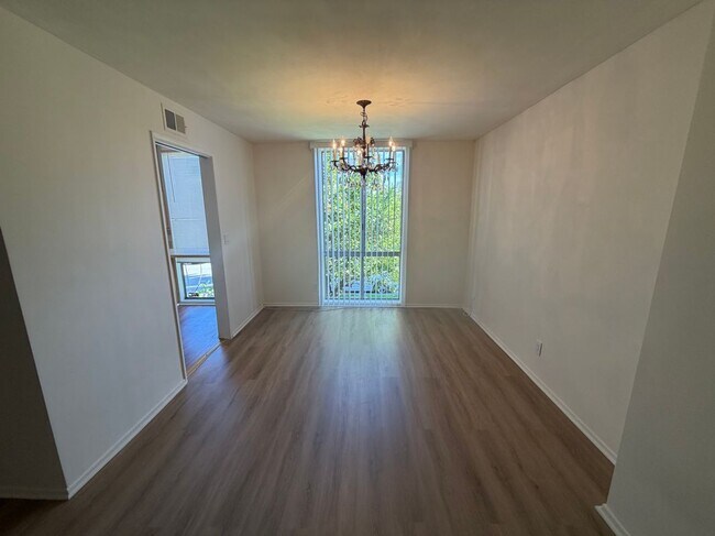 Building Photo - 433 S Palm Dr