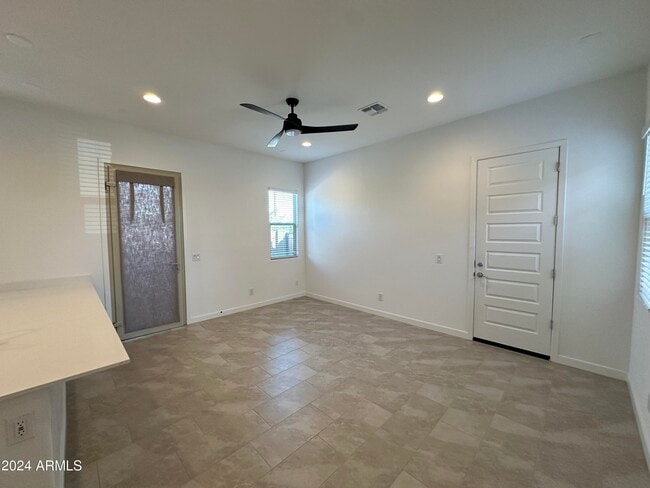 Building Photo - 2038 W Sleepy Ranch Rd