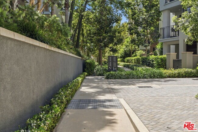 Foto del edificio - 12655 Bluff Creek Dr