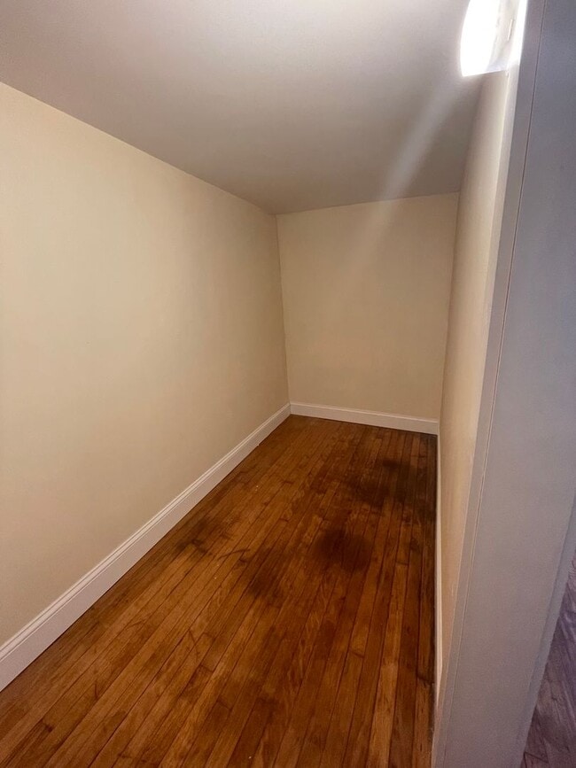 Building Photo - 45 1/2 Willow St