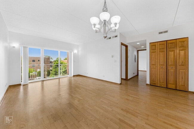 Foto del edificio - 6560 W Diversey Ave