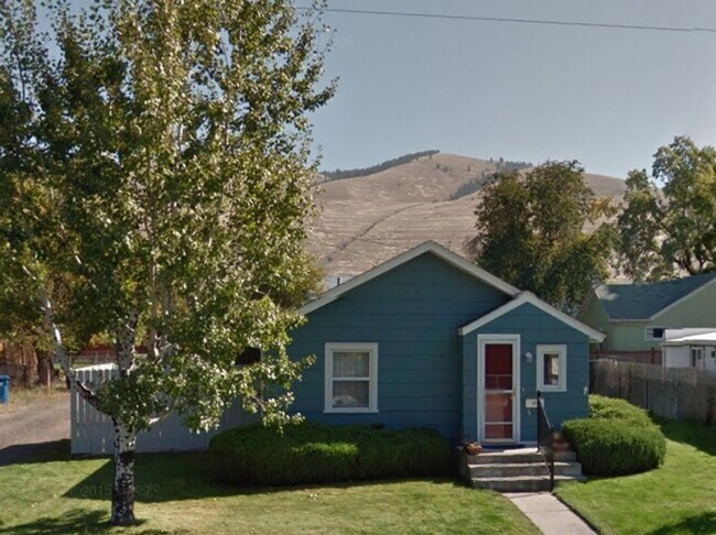 Building Photo - Adorable house close to University