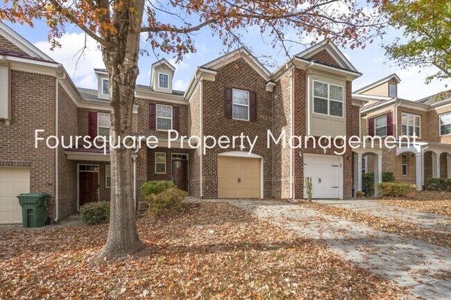 Foto del edificio - Charming Townhome with Open Layout, Back Patio & One-Car Garage – Near RTP, RDU & Everyday Conven...