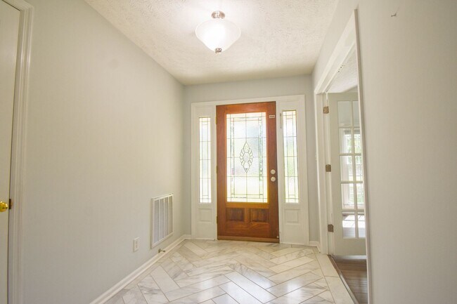 Building Photo - FIRST TWO WEEKS RENT FREE! 3 Bedroom 2.5 B...