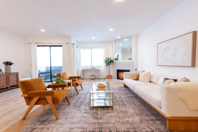 Sala de estar con chimenea - 839 Larrabee St