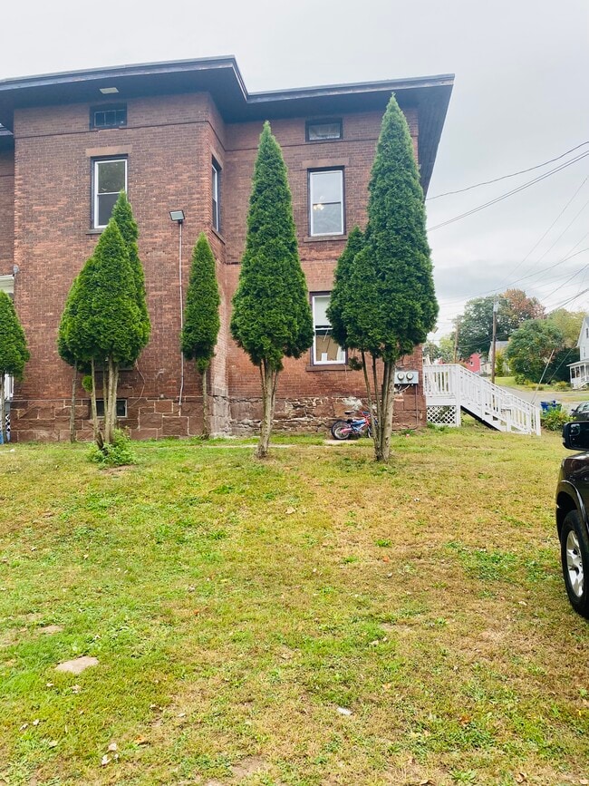 Building Photo - 7 Maple St