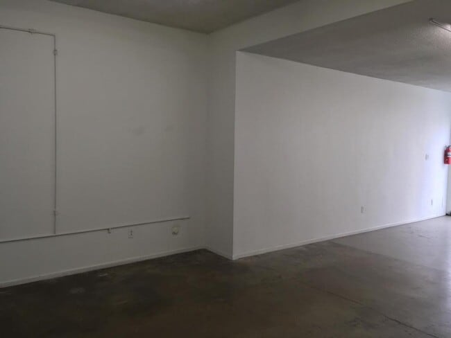 Building Photo - 3218 W Jefferson Blvd