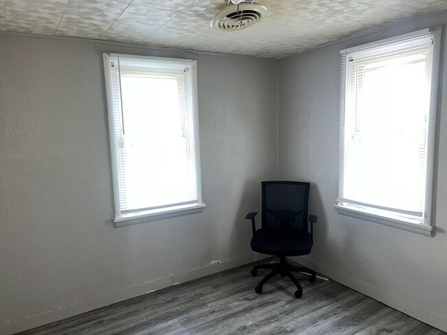 Building Photo - 1524 N Summit Ave