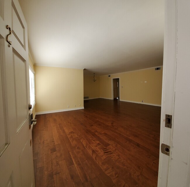 Building Photo - 4428 Moorpark Way