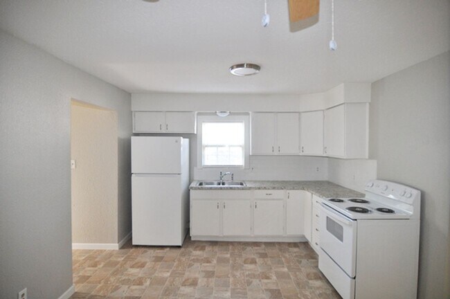 Building Photo - Remodeled 2-1-1 in White Settlement!