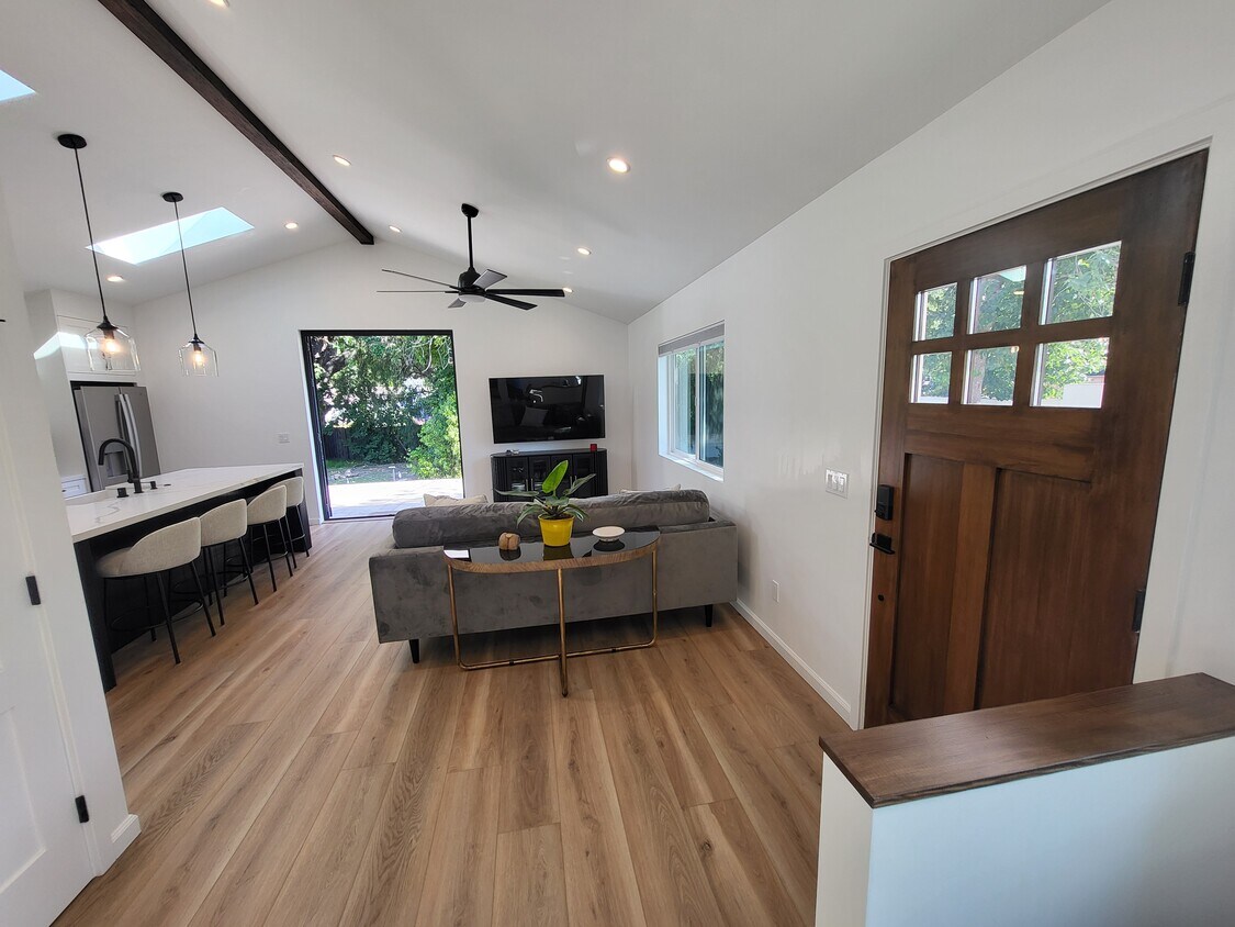 Foto principal - 409 N Rancho Rd