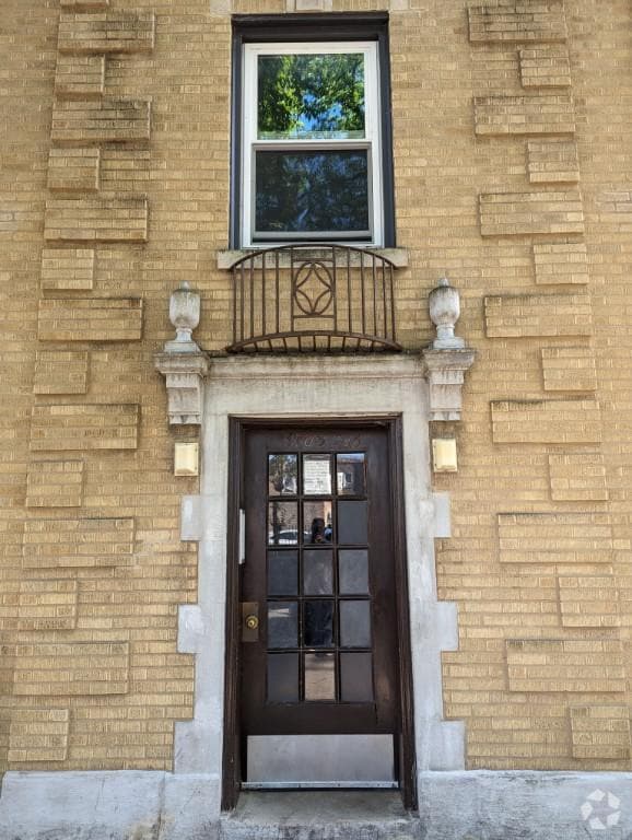 Building Photo - 1705 W North Shore Ave