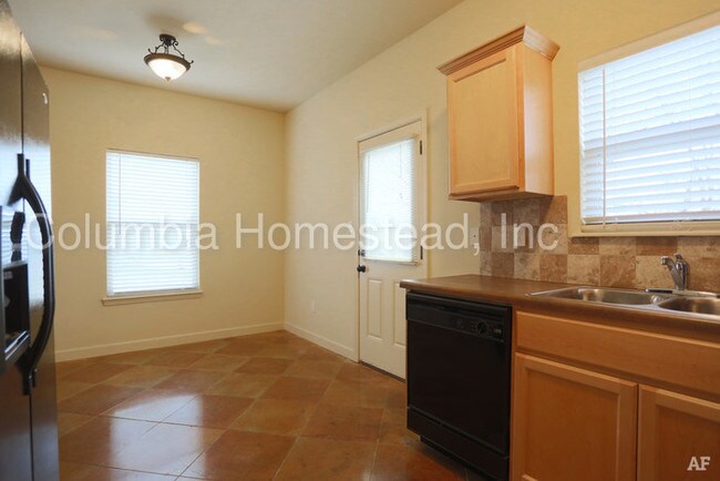 Building Photo - Great 4 Bedroom Duplex