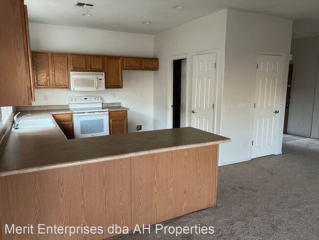 Building Photo - 3 br, 2 bath House - 8835 W HESS ST