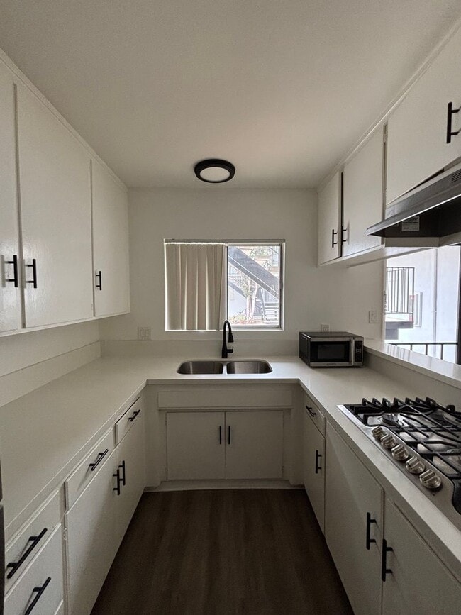 Building Photo - One-Bedroom Torrance Apartment with Stainl...