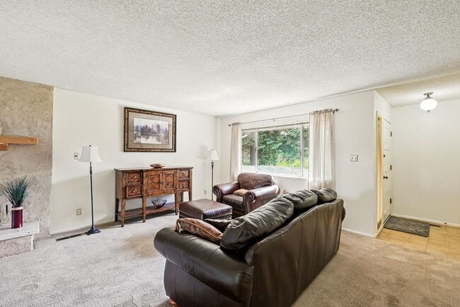 Building Photo - Charming Townhome