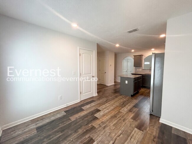 Foto del edificio - 3 Bed/3 Bath Townhome with Garage / Available Now!