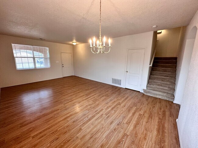 Foto del edificio - Stunning 2 story 2575 sq ft home- New Carpet