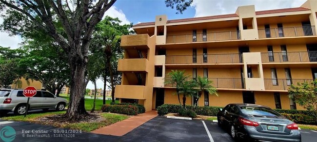 Foto del edificio - 6012 Coral Lake Dr