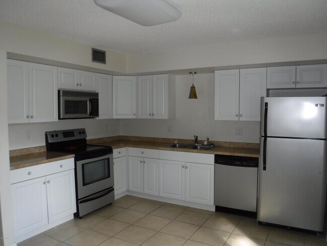 Building Photo - 2080 Oak Meadow Cir