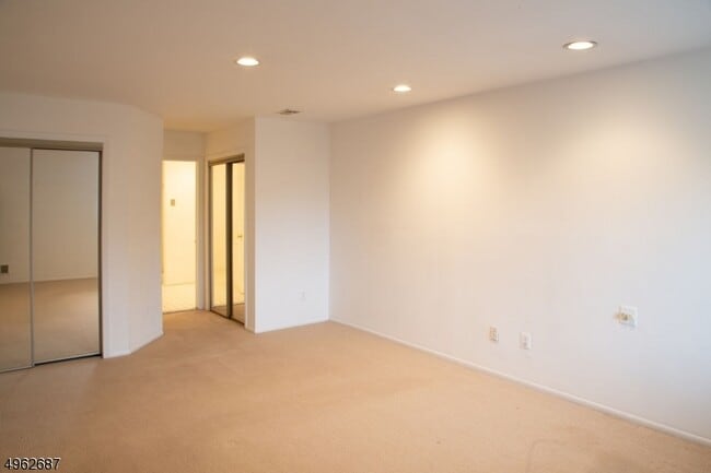 Building Photo - 32 Castle Ridge Dr