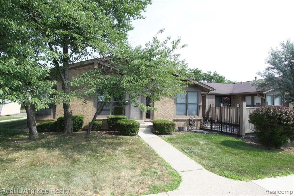 2879 Roundtree Dr, Troy, MI 48083 Condo for Rent in Troy, MI