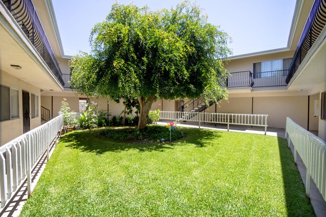 Building Photo - 1410 W Dahl Ln
