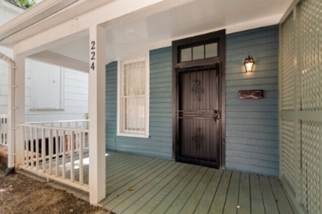 Foto del edificio - 1 Bedroom Duplex COMPLETELY UPDATED with D...