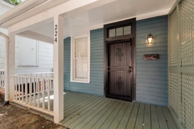 Building Photo - 1 Bedroom Duplex COMPLETELY UPDATED with D...