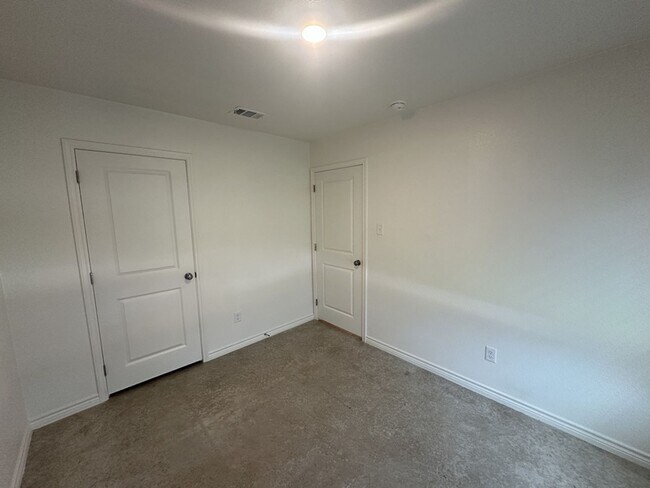 Foto del edificio - Beautiful 3 Bedroom 2 Bath Duplex availabl...