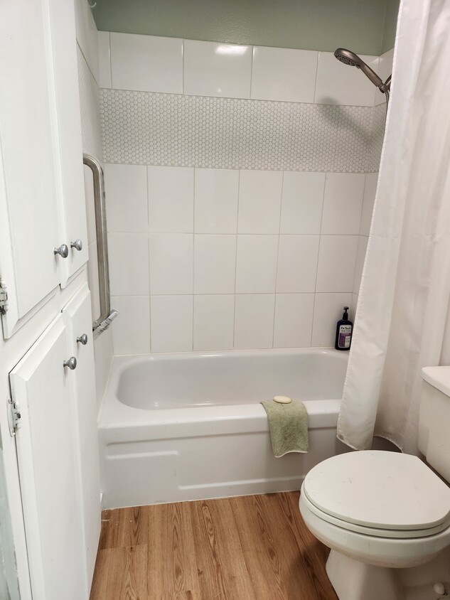 Big shower tub combo - 3722 W Benjamin Holt Dr