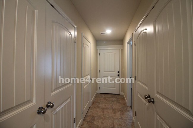 Building Photo - 9405 N Robinhood Ave