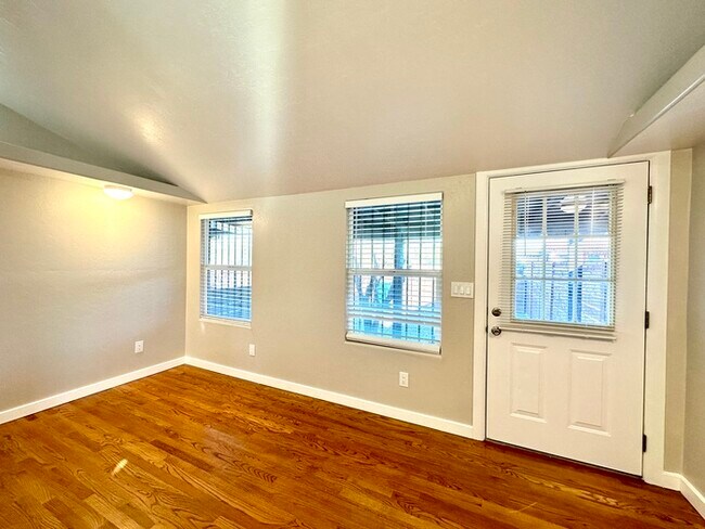 Foto del edificio - Renovated Studio with Front and Back Yard!...