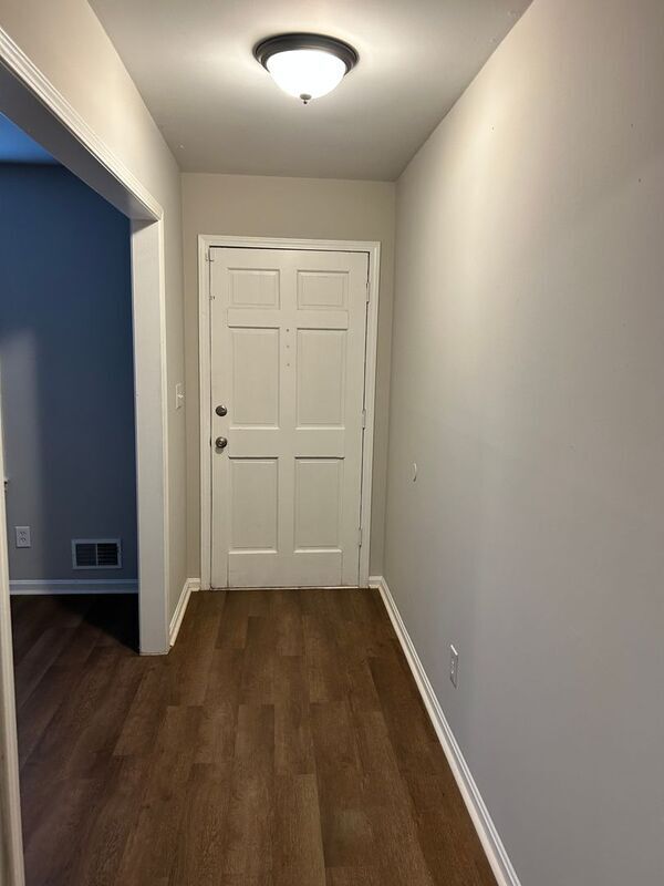 Building Photo - 1529 Pine Tree Dr