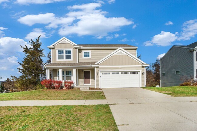 Building Photo - 4 Bedroom Well Kept Home Immediate Occupancy!