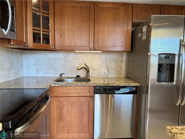 Building Photo - 2751 N Palm Aire Dr