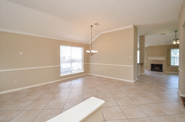 Foto del edificio - 20430 Drakewood Dr