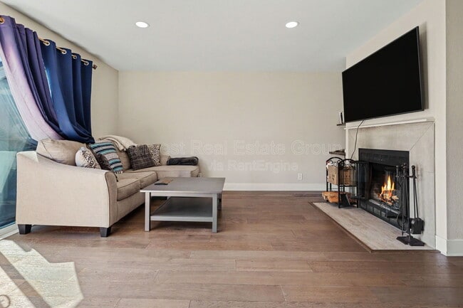 Foto del edificio - 152 Lakeshore Ct