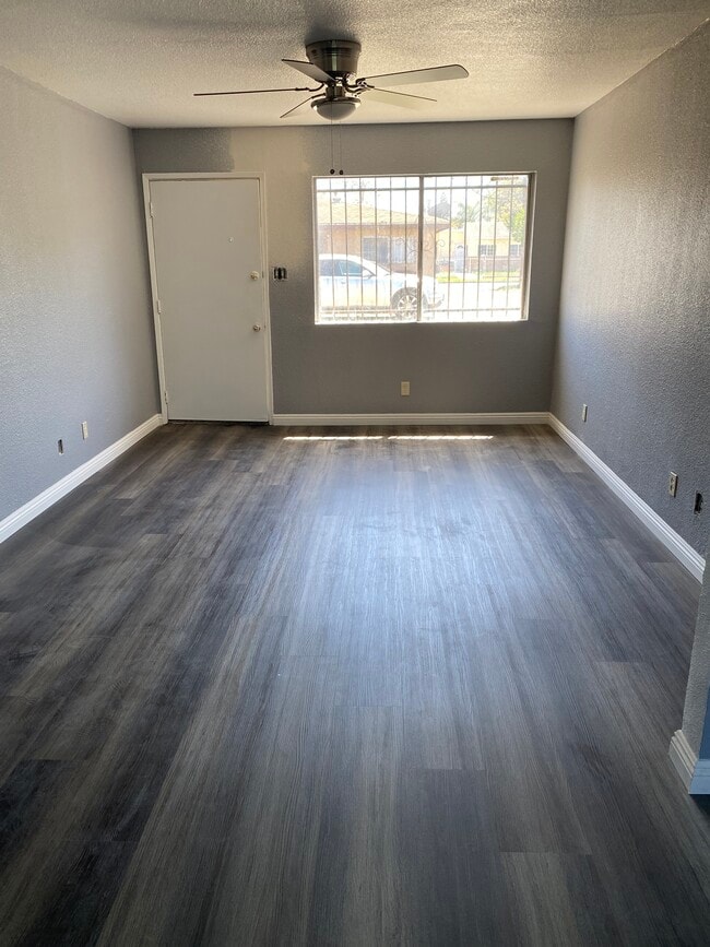 Living room - 213 E Reeve St