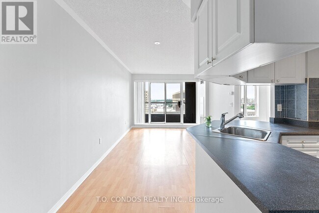 Photo du bâtiment - 909 Bay St.