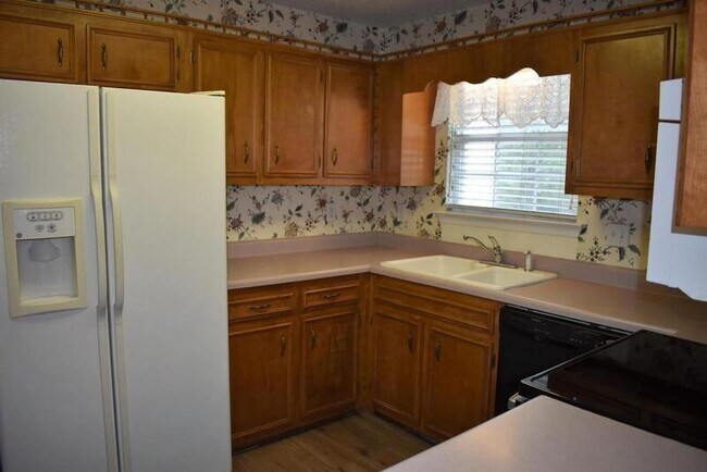 Building Photo - 135 Country Oaks Dr