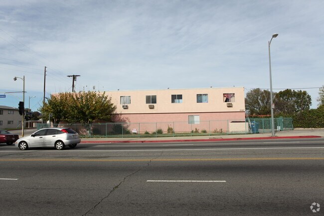 Building Photo - 20463 Vanowen St